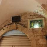 ...una targa che ci avvisa di essere arrivati in corte Cavallerizza. La scritta � situata accanto a un�edicola votiva della Madonna col Bambino e all�insegna della sede della Chiesa cristiana evangelica